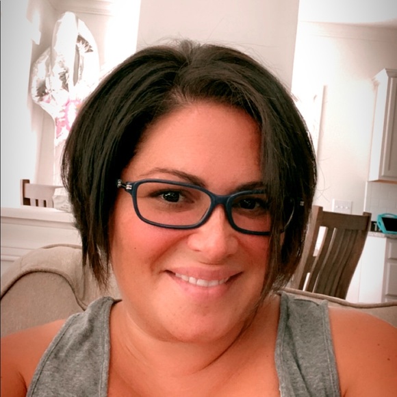 MEET YOUR POSHER - I’m Tara 💛 - Picture 5 of 11